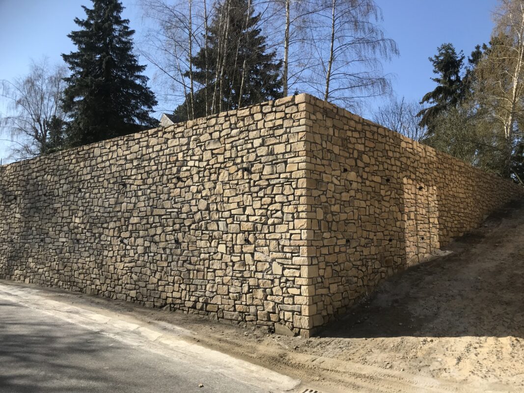 Réalisation mur en pierres du pays